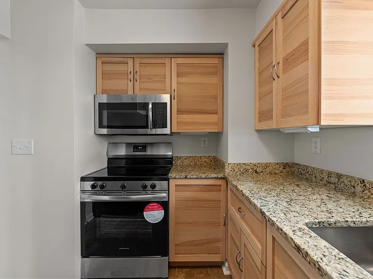 837 Little Bay Ave #3C — Photo 5