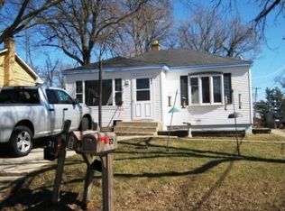 21 S Lake Ave, Fox Lake, IL 60020