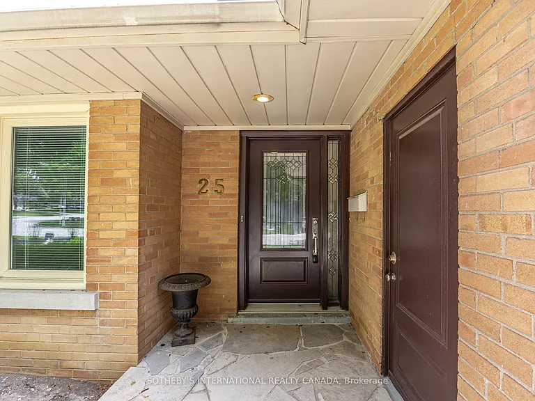 25 Abinger Cres — Photo 3
