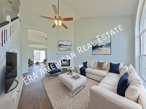 4th image of 924 Village Ln