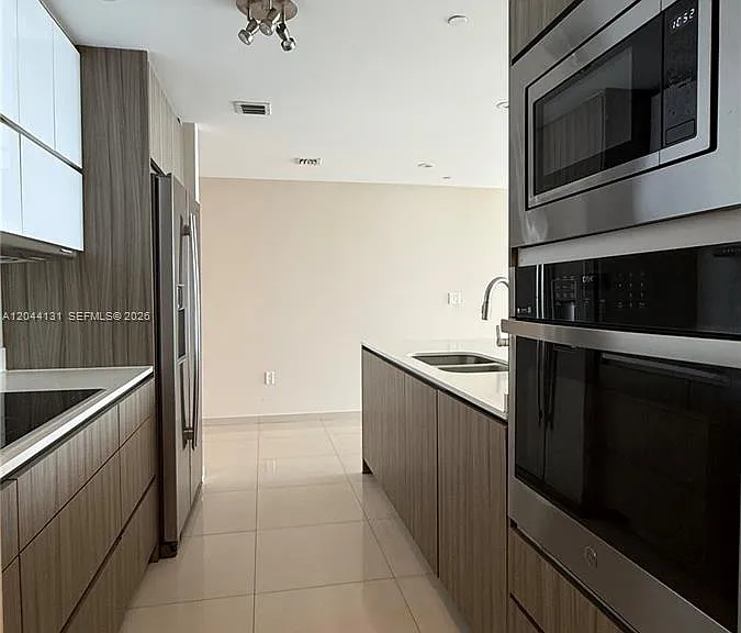 600 NE 27th St #802 — Photo 8
