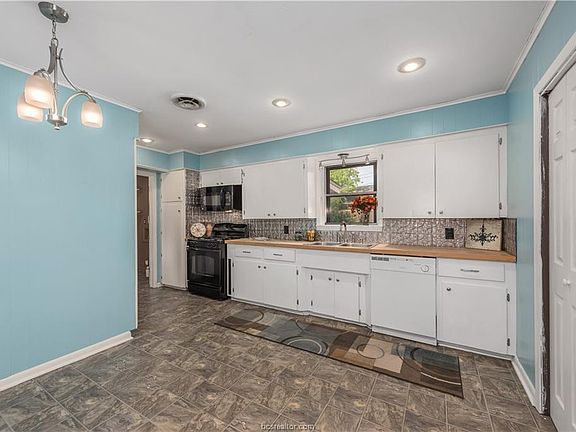 5th image of 3909 Glenn Oaks Dr