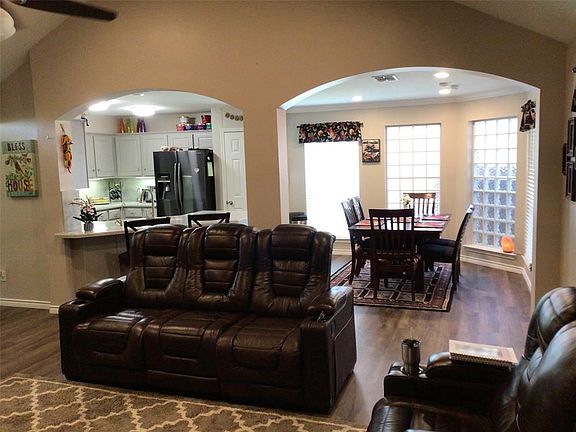 3rd image of 10310 Emerald Oaks Dr
