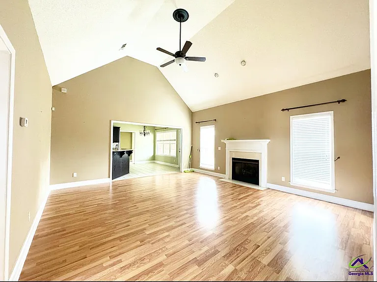 701 Victoria Cir — Photo 4