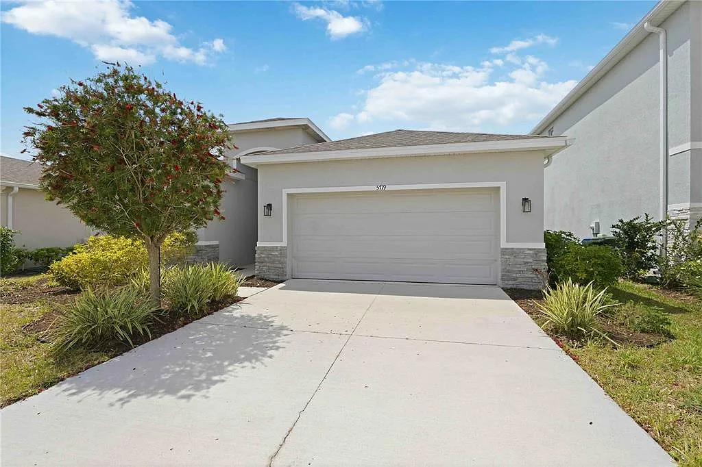 4 bed, 2.5 bath, 2045 sqft, $3,100 — Photo 3