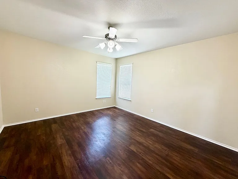 6404 Mundo Dr — Photo 8