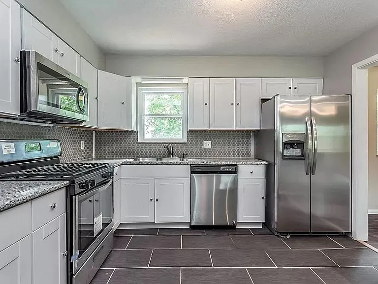 405 E Kings Gate Rd — Photo 2