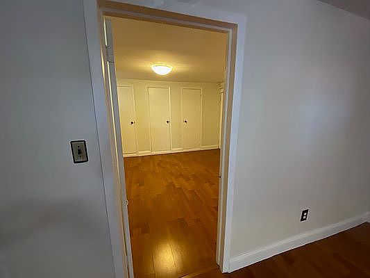 5th image of 2320 Hoyt Ave S #1