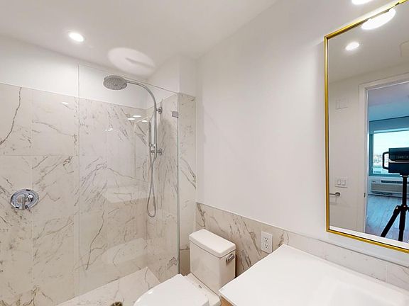 5th image of 204 Marin Blvd #4-02
