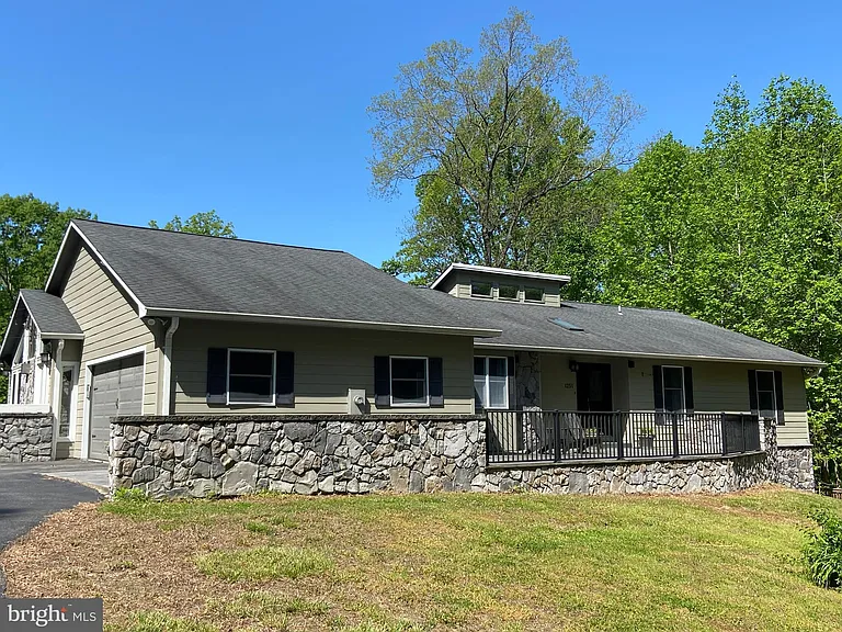 1251 Hinton Dr — Photo 1