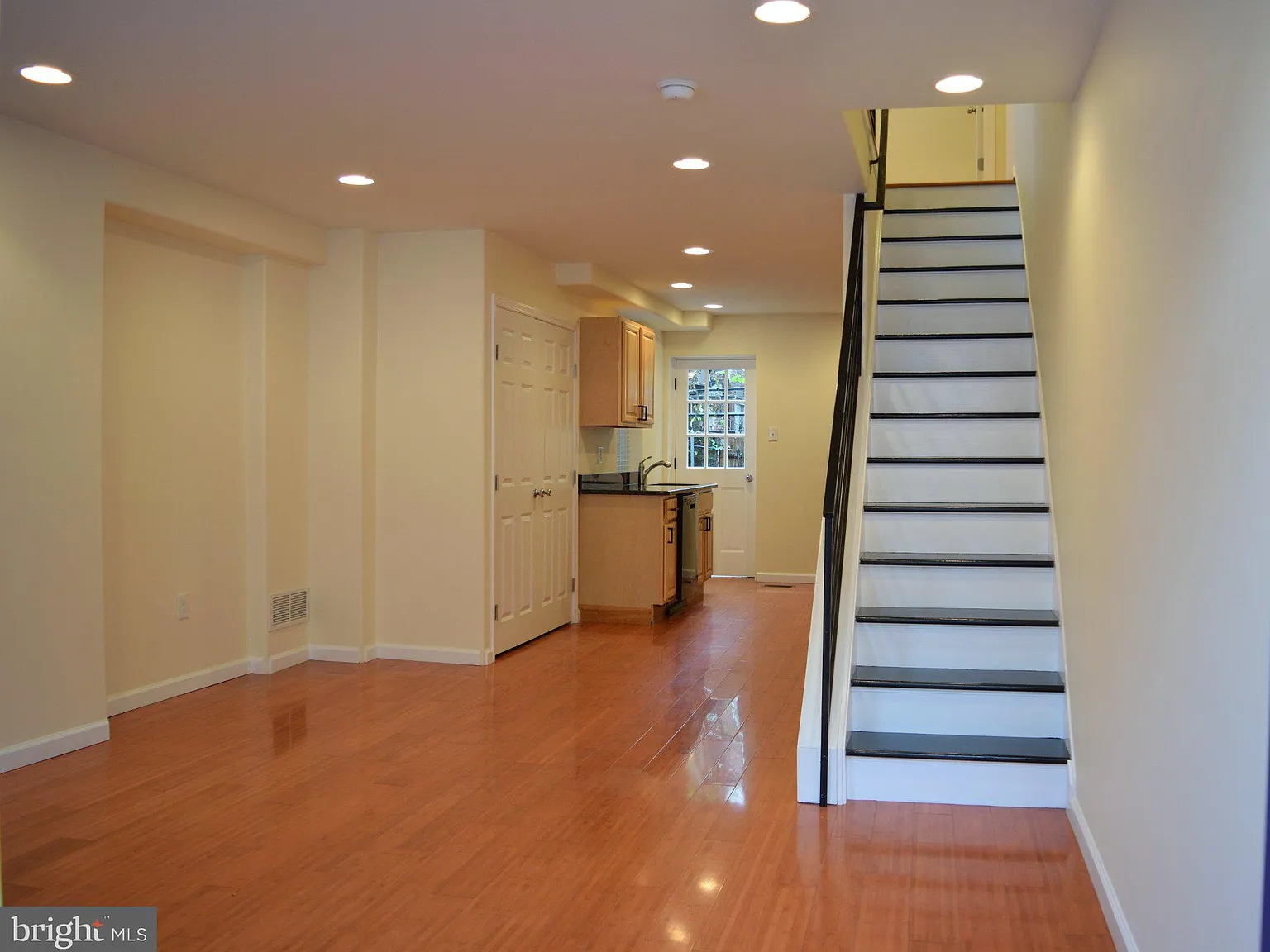 3 bed, 1.0 bath, 996 sqft, $1,750 — Photo 2