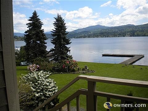 Direct access to lake and lawn