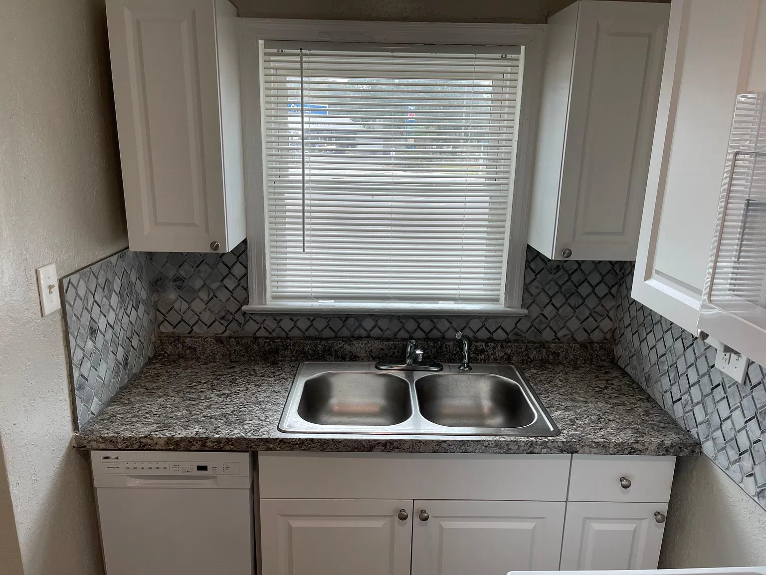 2 bed, 700 sqft, $1,000 — Photo 3
