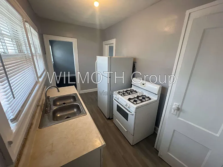634 E 37th St #4 — Photo 8