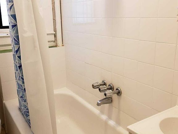 3rd image of 558 Parkside Ave APT A3