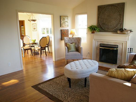 Living Room with fireplace