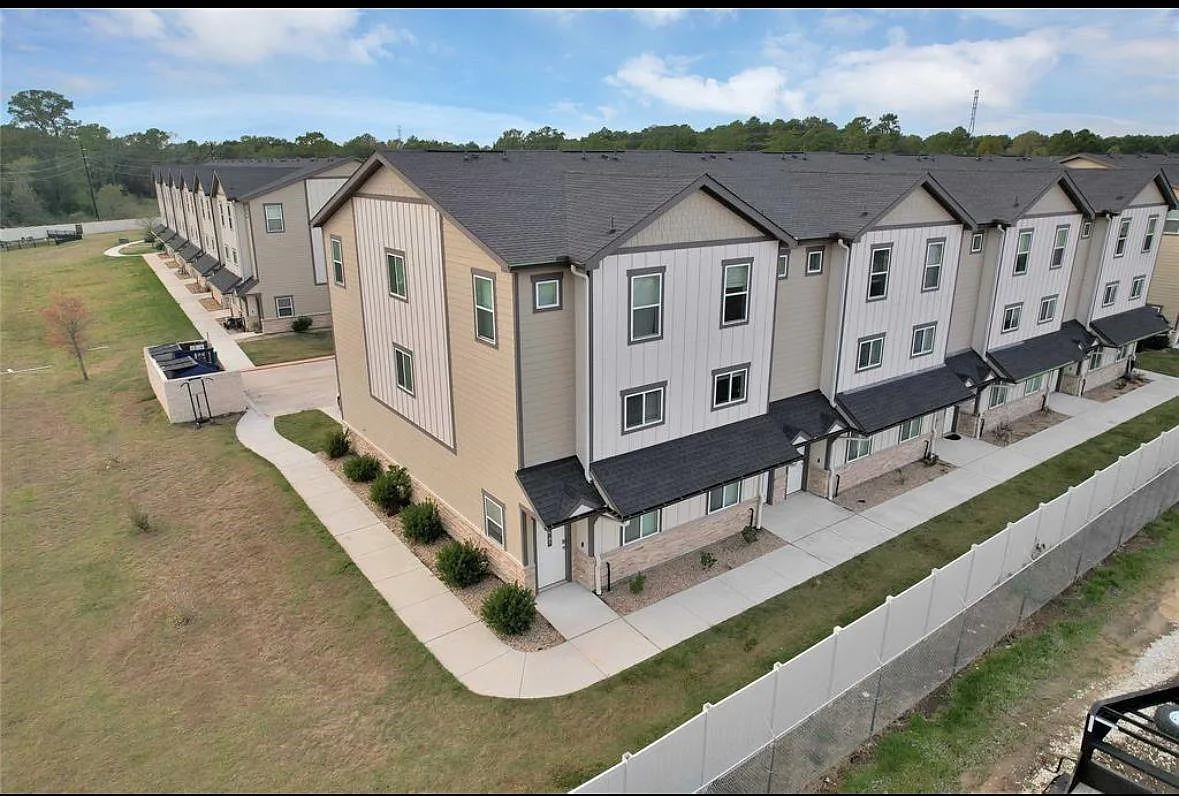 3 bed, 2.5 bath, 1688 sqft, $1,900 — Photo 1
