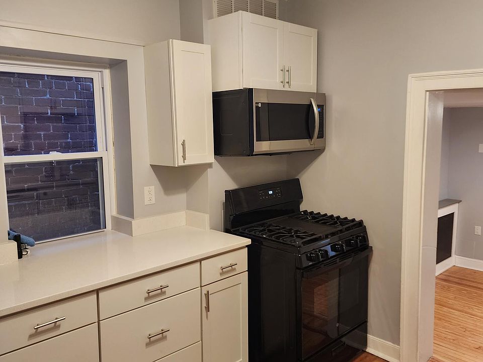 Microwave, nice stove (gas)