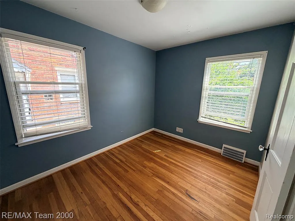 3 bed, 1.0 bath, 900 sqft, $1,700 — Photo 4