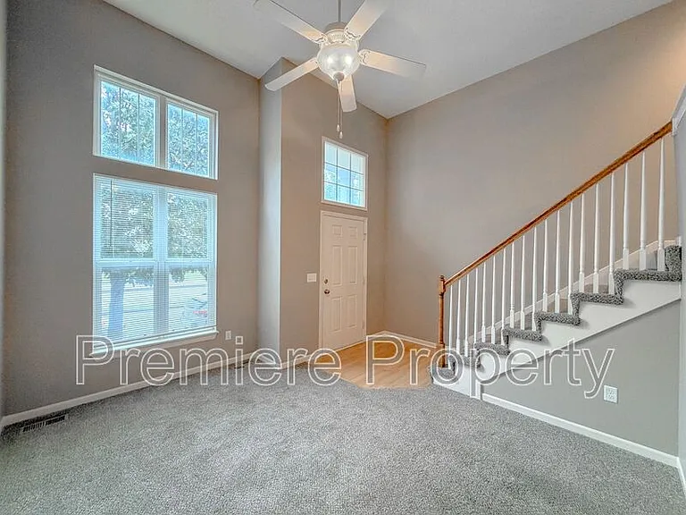 264 N Hedge Ln — Photo 2