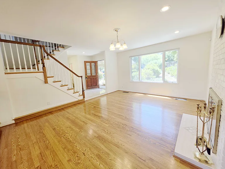 105 Dover Ct — Photo 4