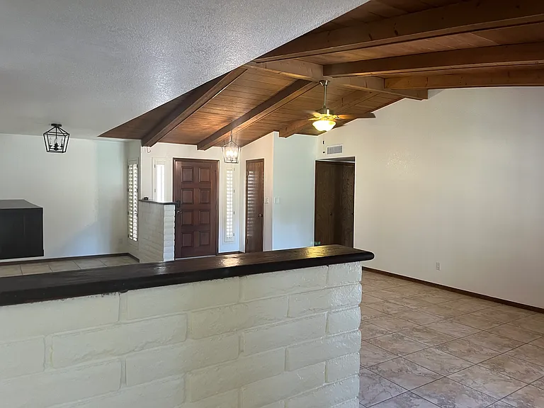 520 W Port Royale Ln — Photo 6