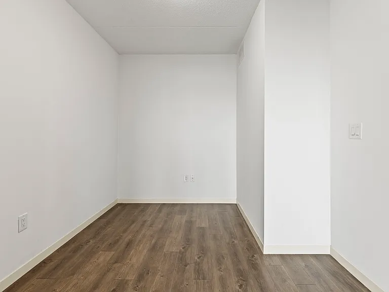 220 Cannon St E — Photo 27