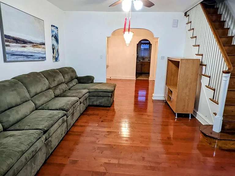 103 W Spencer St — Photo 2