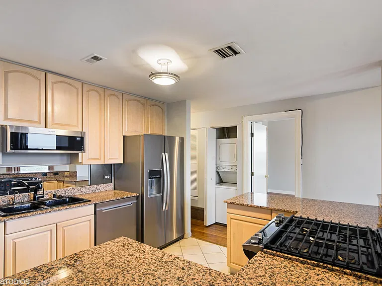 559 W Surf St #800 — Photo 10