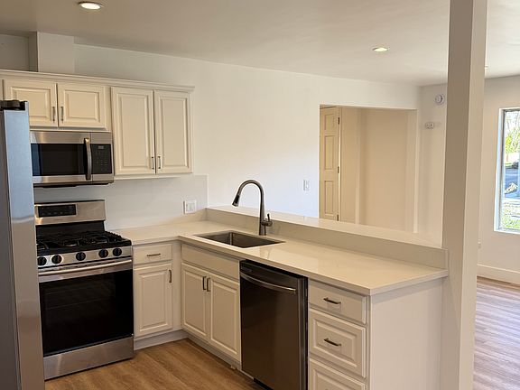 2nd image of 921 Granville Ave APT 1