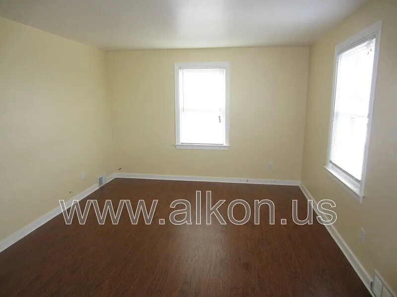 3 bed, 1.0 bath, 1100 sqft, $1,600 — Photo 3