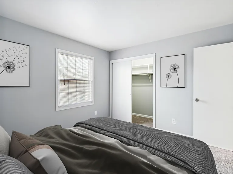 Jamestown Apartments & Townhomes — Photo 14