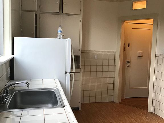 4th image of 1391B Hampshire St #B