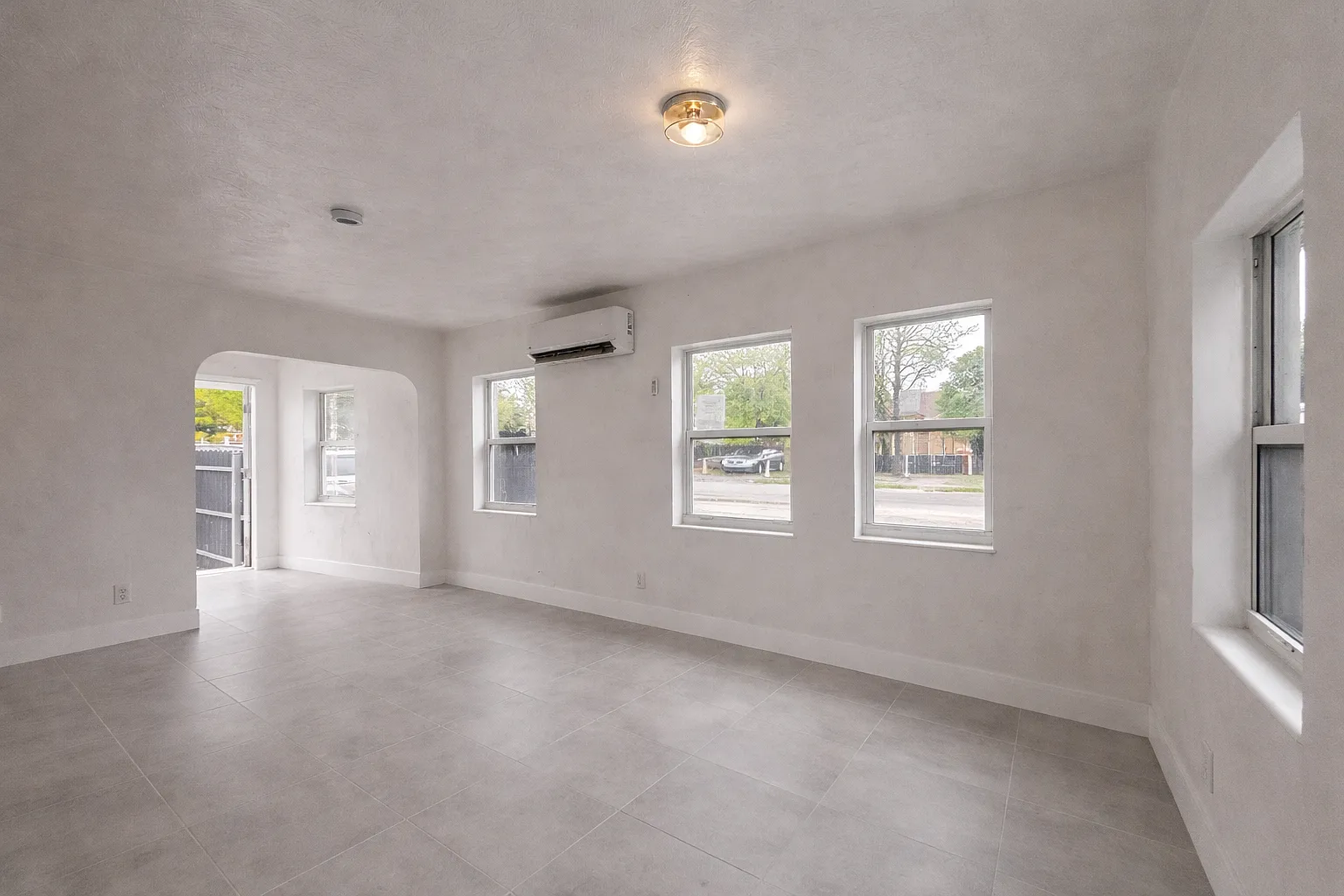 2711 Lincoln St — Photo 1