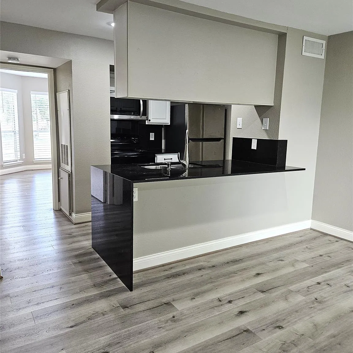 1 bed, 1.0 bath, 660 sqft, $1,250 — Photo 2