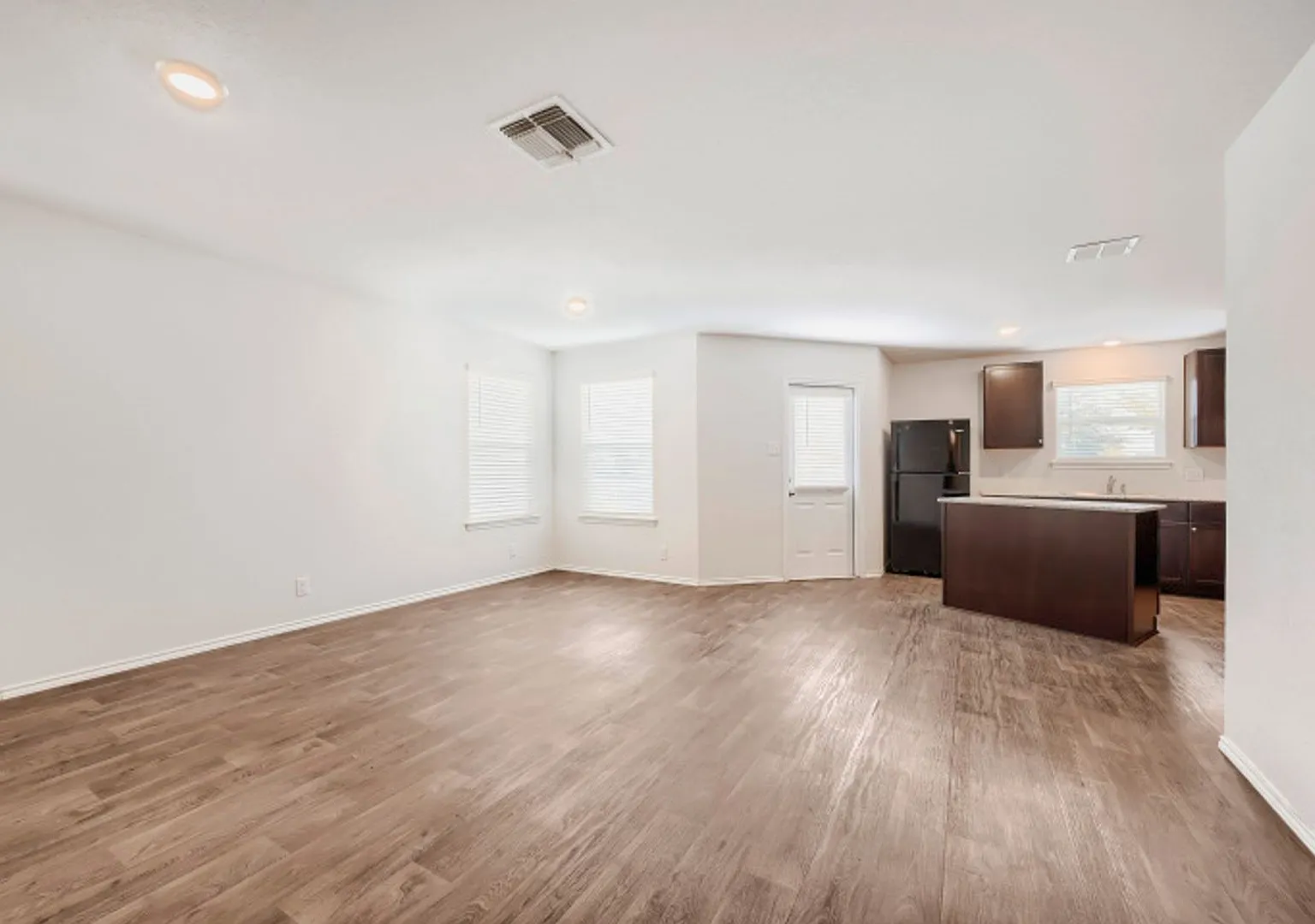 Beautiful 3-Bedroom, 2-Bathroom Single Story Home in Popular Redbird Ranch Subdivision. — Photo 3