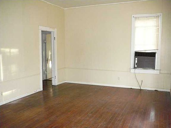 4th image of 109 E Edwards St