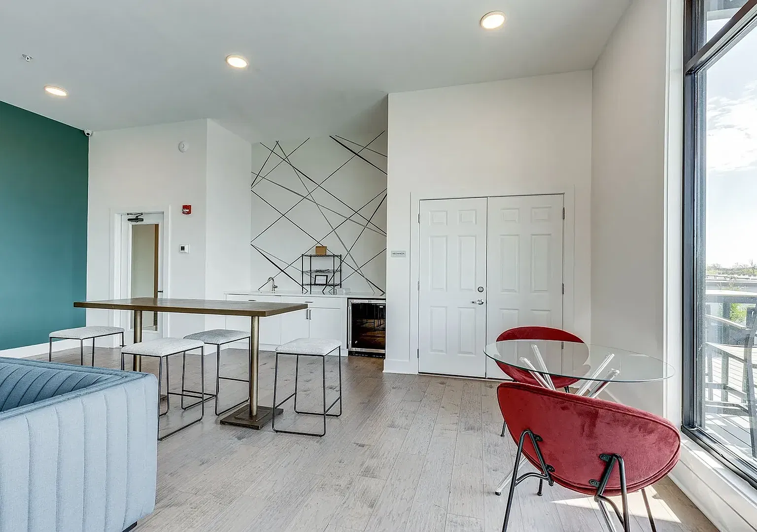Stylish Updated Apartment Minutes from Downtown — Photo 4