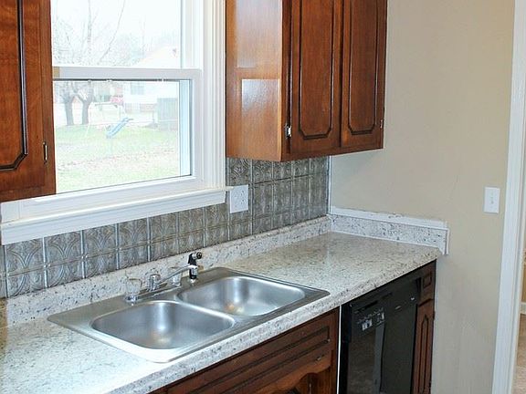 5th image of 2220 Glory Dr