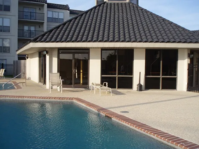Downtown, gated complex, pool & rec center, 1BR/1BA, w/d/fridge, patio — Photo 2