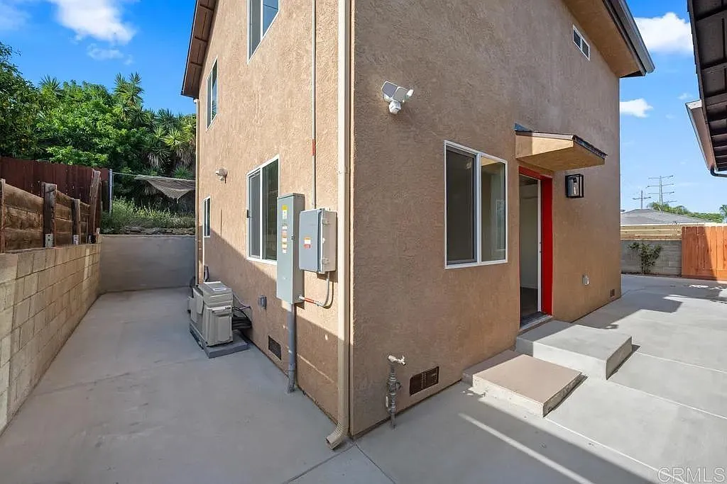 3 bed, 1200 sqft, $3,995 — Photo 1