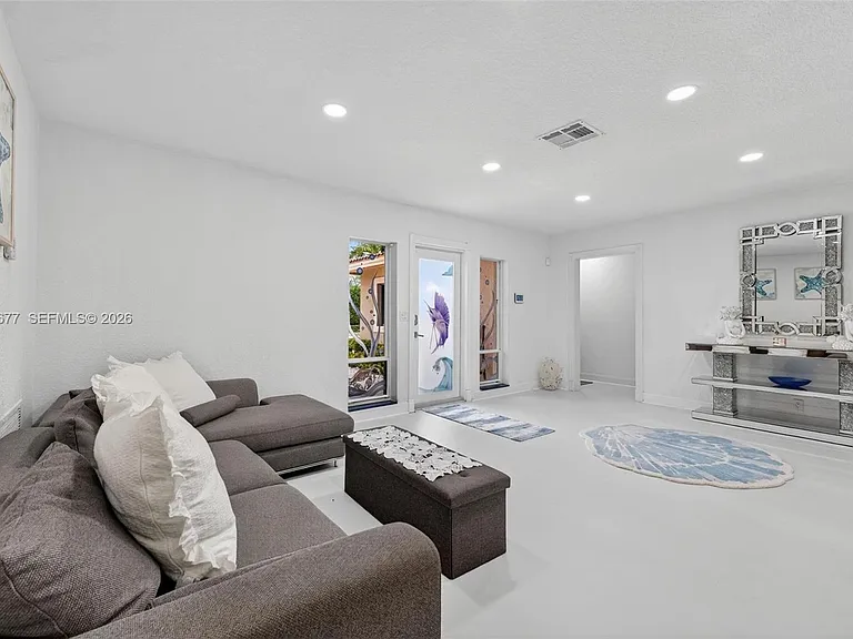 317 S Riverside Dr — Photo 20