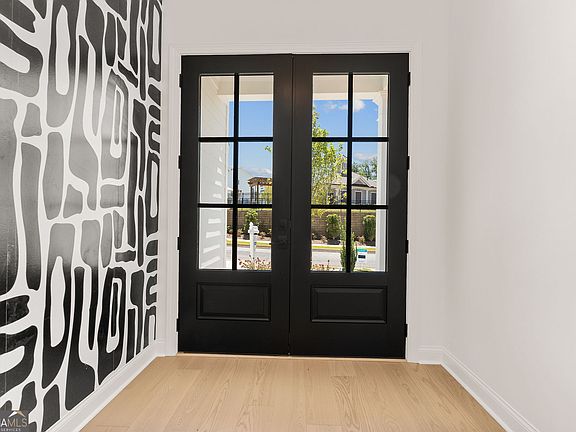 5th image of 604 Silva St