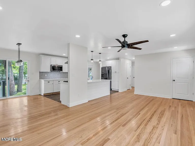 223 Essex Dr — Photo 2