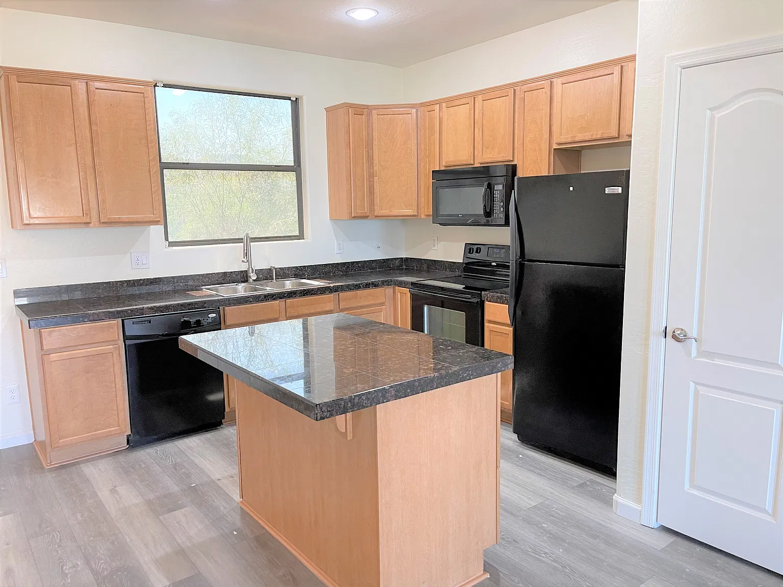 Gated 3 Bedroom Condo - Downtown Skyline Views — Photo 4