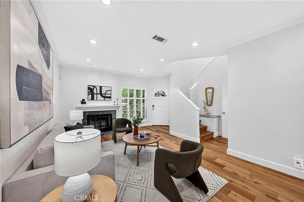 3 bed, 2.5 bath, 1384 sqft, $4,300 — Photo 4
