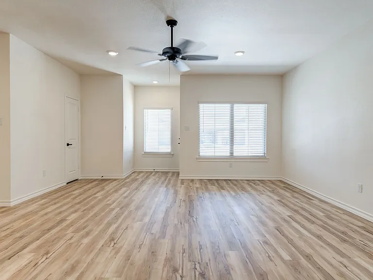 5835 Virginia Ave — Photo 4