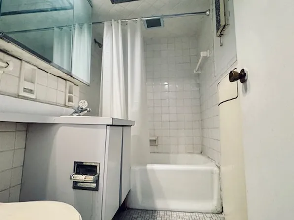 142-05 Roosevelt Avenue image 8 of 14