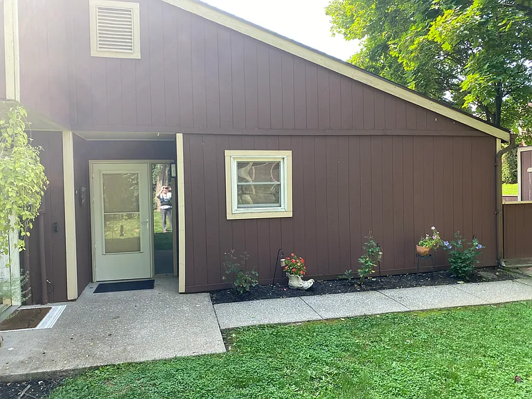821 Brian Dr — Photo 2