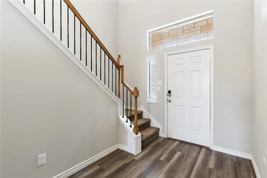 4 bed, 2.5 bath, 2604 sqft, $2,800 — Photo 4